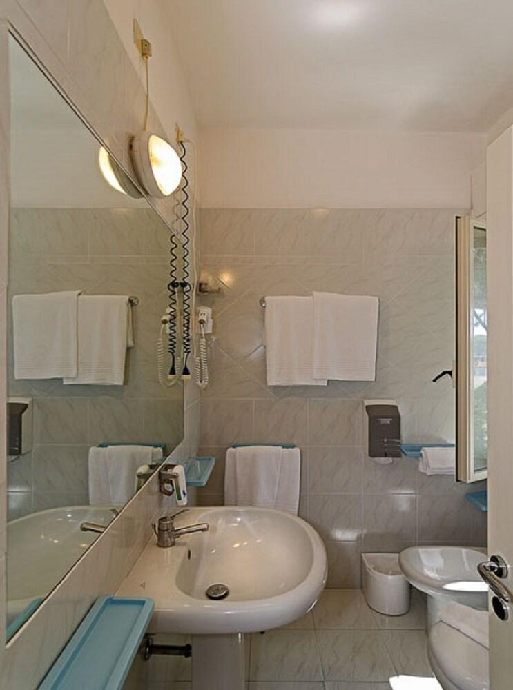 Hotel Le Ginestre Lido di Camaiore Buitenkant foto