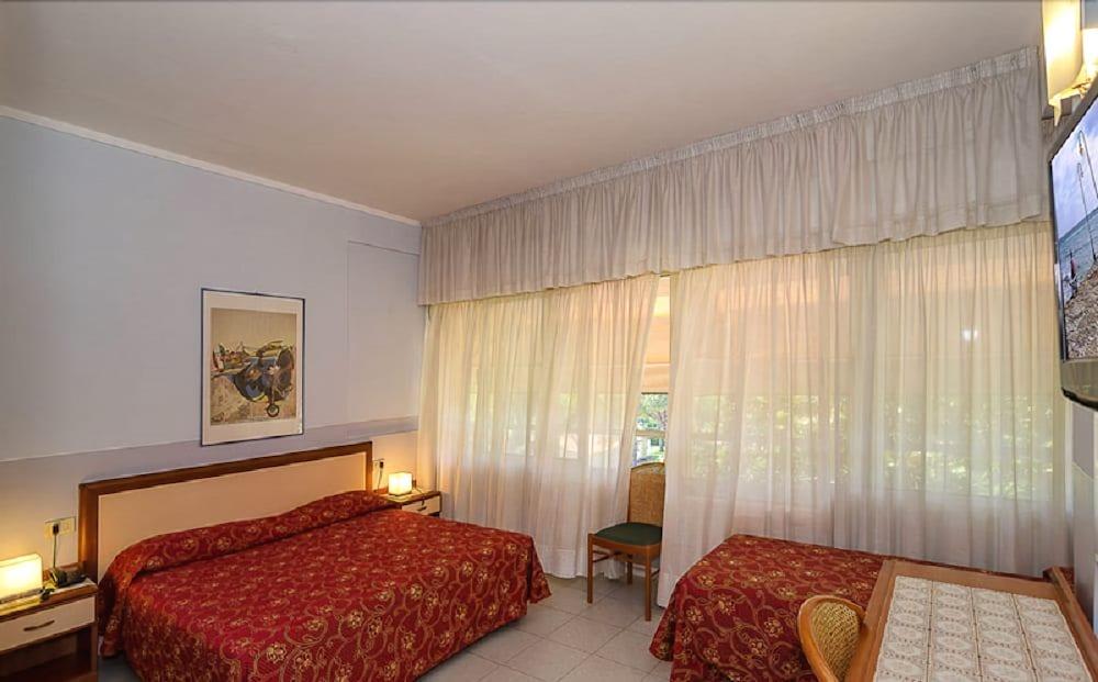 Hotel Le Ginestre Lido di Camaiore Buitenkant foto